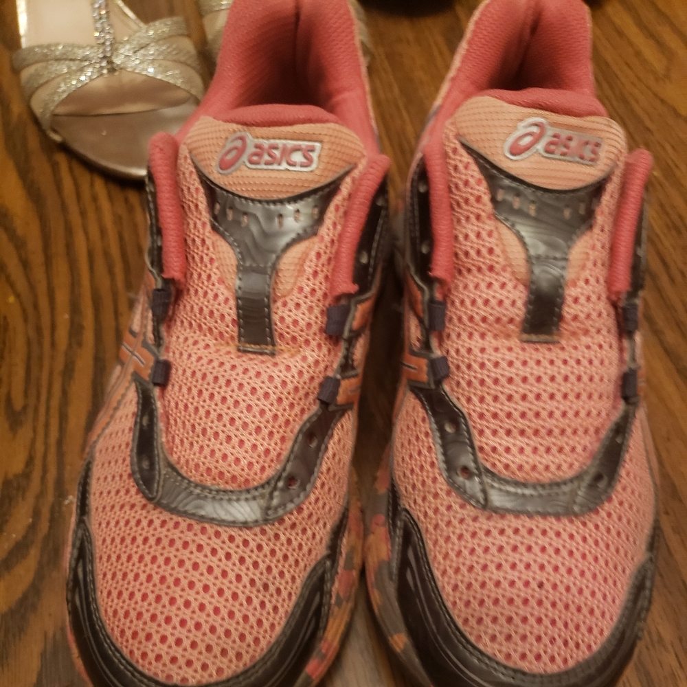 ASICS women's tennis shoes .Beautiful peach in color. Size 6. Paid $45.